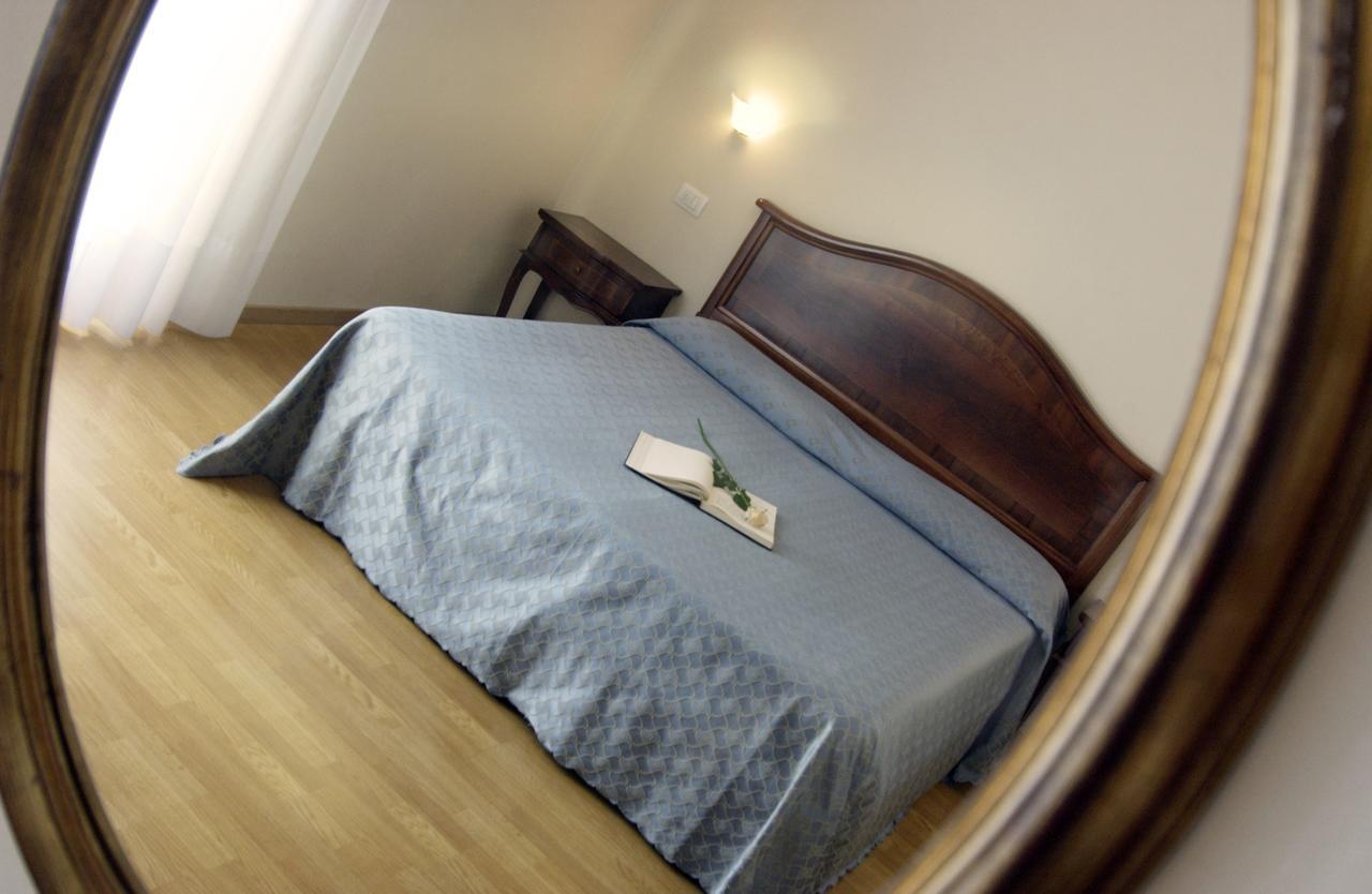 Hotel Belvedere Torri Del Benaco Habitación foto